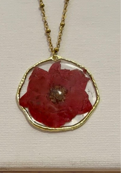 Collana di rose rosse pressate
