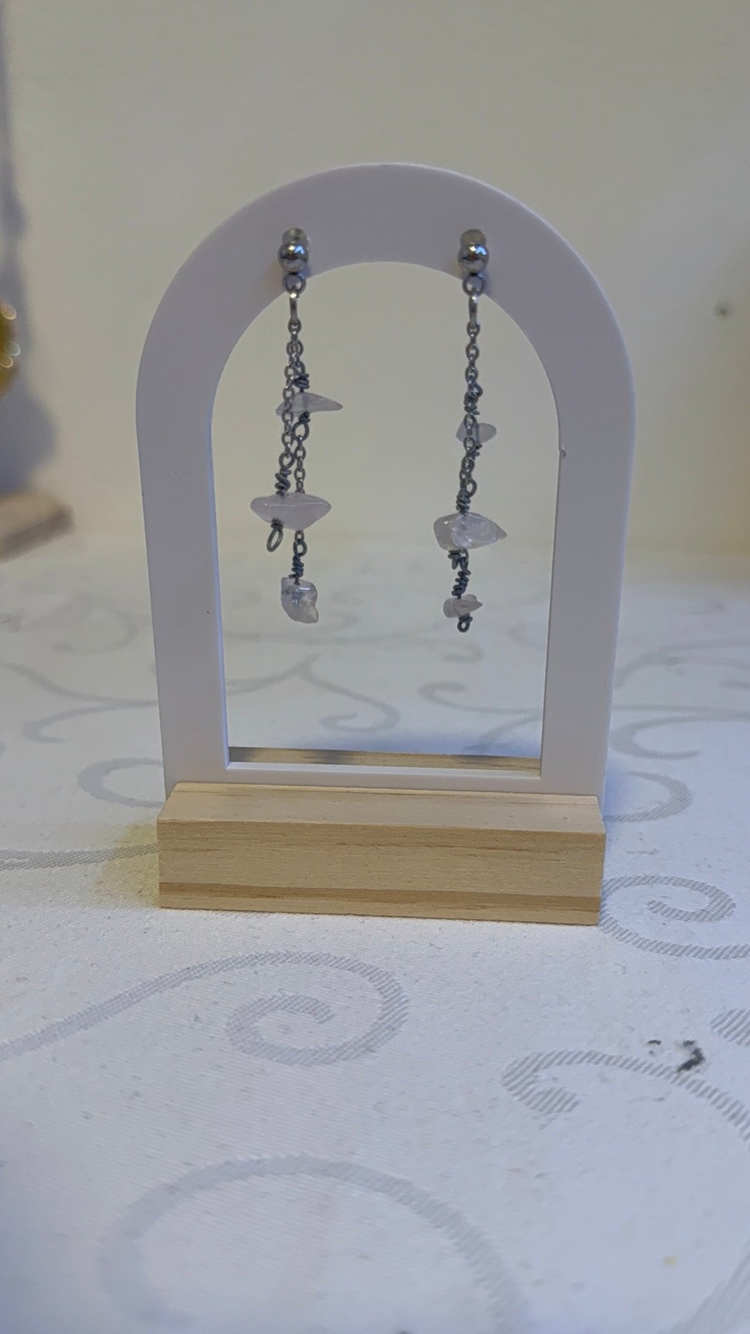 Orecchini con chips di quarzo rosa